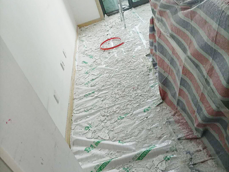 天花板翻新成品保護(hù):檢查舊房墻面基層問題，對(duì)癥下藥施工，如果墻面裝修5年甚至10年以上，墻面有開裂，滲水，起皮或者之前有貼過墻紙的舊房，就需要將原墻紙撕掉，將墻面鏟至毛坯層，做鏟墻施工，如近幾年裝修過的房子，則不需要做鏟墻施工，墻面基層無明顯破損，打磨膩?zhàn)踊蛘咧匦屡文佔(zhàn)?，做乳膠漆施工即可。 成品保護(hù)：將房中小件物品搬移到柜子，儲(chǔ)物柜等不需要施工的位置，如樓梯間，衛(wèi)生間等，利用專業(yè)的遮蔽保護(hù)膜貼在地面，包裝家具，避免施工期間對(duì)家中的物品造成損害和污染。