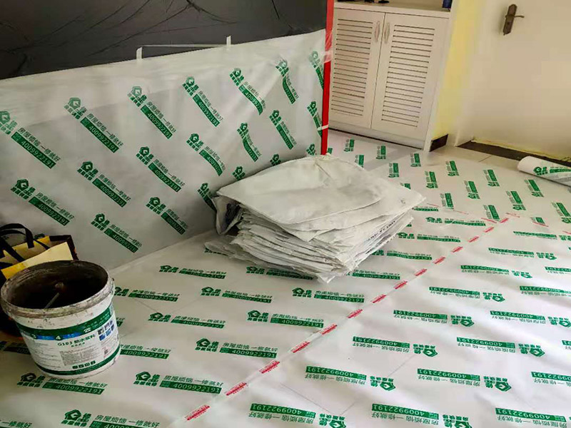 走廊過道成品保護：各種裝修物料的進場以及各種建筑裝修垃圾的清理，都會經(jīng)過入戶門，這些物品在搬運的過程中，與入戶門發(fā)生磕碰、摩擦的機率大大增加，所以，第一個需要做好成品保護的地方就是我們的入戶門。建議：在裝修開工前直到家具進場期間，都需要對入戶門進行保護！對于這一點，可以使用成品保護膜將門包裹。