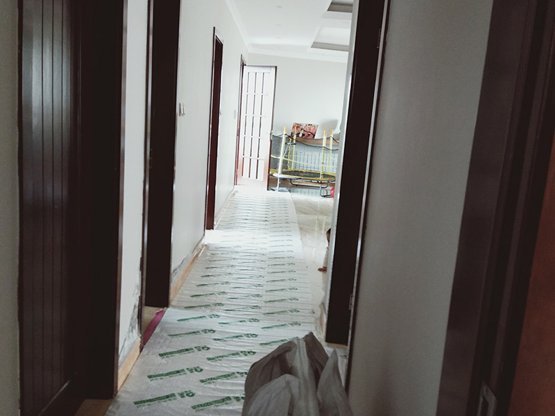 走廊過道成品保護：各種裝修物料的進場以及各種建筑裝修垃圾的清理，都會經(jīng)過入戶門，這些物品在搬運的過程中，與入戶門發(fā)生磕碰、摩擦的機率大大增加，所以，第一個需要做好成品保護的地方就是我們的入戶門。建議：在裝修開工前直到家具進場期間，都需要對入戶門進行保護！對于這一點，可以使用成品保護膜將門包裹。