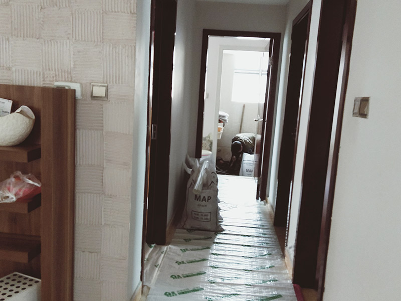走廊過道成品保護：各種裝修物料的進場以及各種建筑裝修垃圾的清理，都會經(jīng)過入戶門，這些物品在搬運的過程中，與入戶門發(fā)生磕碰、摩擦的機率大大增加，所以，第一個需要做好成品保護的地方就是我們的入戶門。建議：在裝修開工前直到家具進場期間，都需要對入戶門進行保護！對于這一點，可以使用成品保護膜將門包裹。