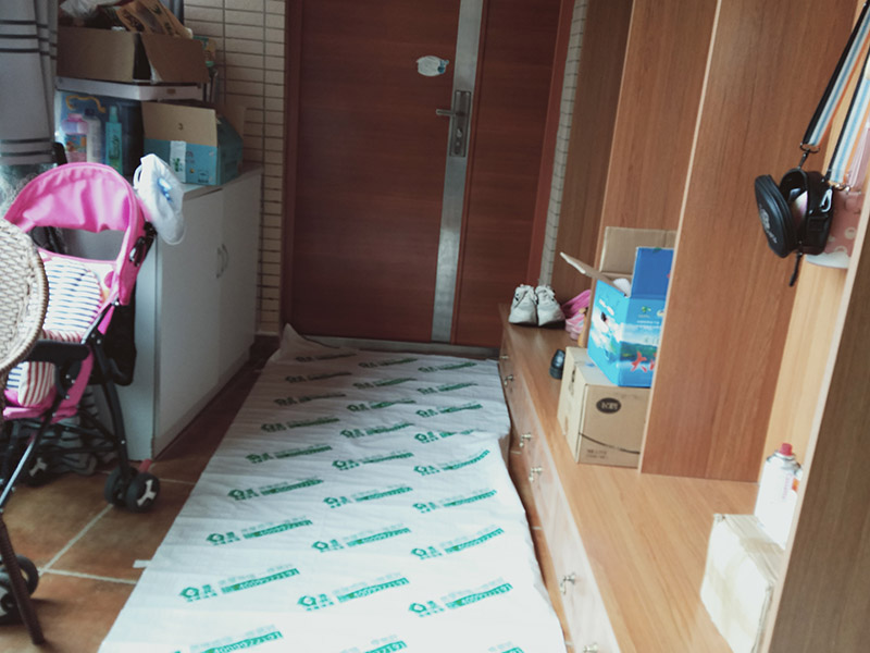 走廊過道成品保護：各種裝修物料的進場以及各種建筑裝修垃圾的清理，都會經(jīng)過入戶門，這些物品在搬運的過程中，與入戶門發(fā)生磕碰、摩擦的機率大大增加，所以，第一個需要做好成品保護的地方就是我們的入戶門。建議：在裝修開工前直到家具進場期間，都需要對入戶門進行保護！對于這一點，可以使用成品保護膜將門包裹。