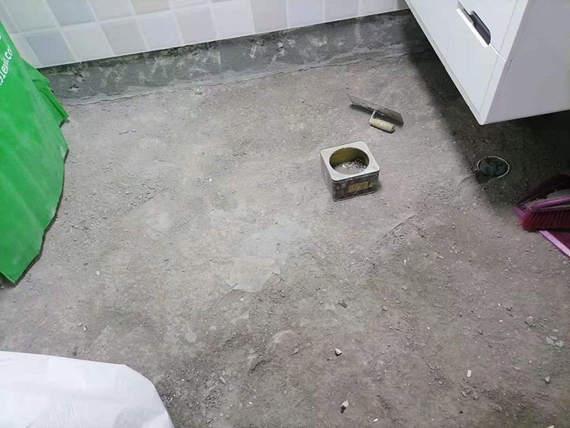衛(wèi)生間地面清理防水：1、刷第一遍防水涂料把地面清掃干凈，防水涂料要涂滿，和基層結(jié)合牢固，沒(méi)有裂紋和氣泡，并且無(wú)脫落現(xiàn)象。涂刷的高度、厚度都要達(dá)到規(guī)定要求。2、刷第二遍防水涂料等到第一遍涂料干透之后，再刷第二遍防水涂料，不干的話，防水效果就會(huì)大打折扣。3、鋪保護(hù)層接下來(lái)就是在防水涂料的表面鋪保護(hù)層，一定要做到完全覆蓋防水層，和基層結(jié)合牢固，沒(méi)有裂紋、氣泡，也沒(méi)有脫落現(xiàn)象。4、閉水試驗(yàn)閉水試驗(yàn)是非常有必要的，地面最高的地方，誰(shuí)不能低于2cm，維持24小時(shí)，如果沒(méi)有發(fā)生滲漏就合格。如果有滲漏，必須重做防水。