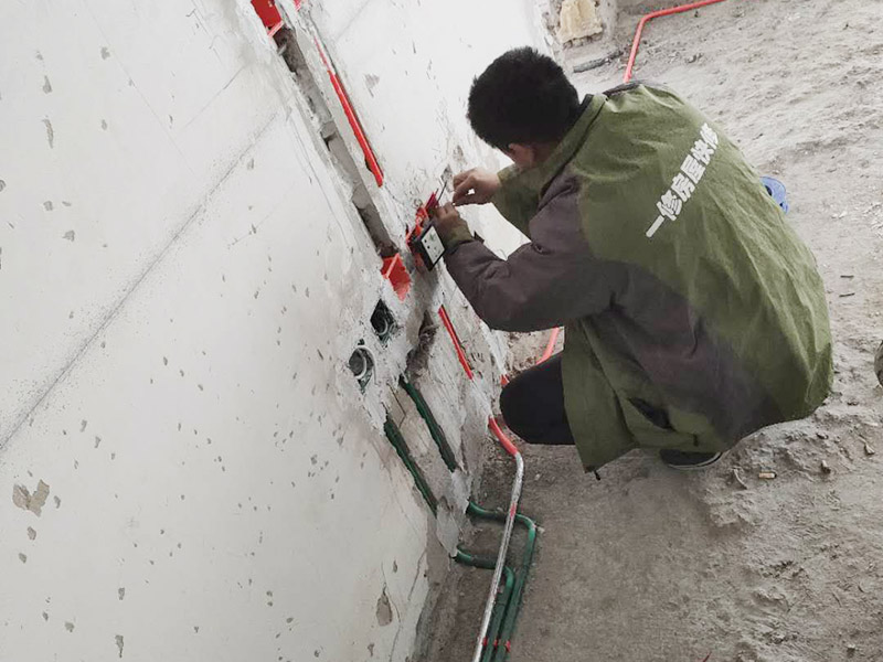 全屋電路走線施工：電路定位很重要！插座安裝在哪里安裝多少，開關(guān)安裝在哪里安裝多少，哪些地方需要安裝燈具等等，這些都需要根據(jù)家中實際的電路用途來確定。電路定位搞定以后就可以根據(jù)定位以及走向開布線槽了。 開布線槽有講究，需盡量保持橫平豎直。不過對于墻面開槽，規(guī)范的做法不允許開橫槽，因為這可能會影響到墻面的承重能力。 開槽的深度也有要求，通常情況下深度為PVC線管的直徑+10mm。