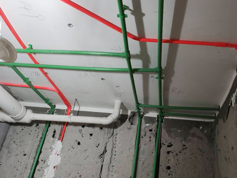 全屋電路走線施工：電路定位很重要！插座安裝在哪里安裝多少，開關(guān)安裝在哪里安裝多少，哪些地方需要安裝燈具等等，這些都需要根據(jù)家中實際的電路用途來確定。電路定位搞定以后就可以根據(jù)定位以及走向開布線槽了。 開布線槽有講究，需盡量保持橫平豎直。不過對于墻面開槽，規(guī)范的做法不允許開橫槽，因為這可能會影響到墻面的承重能力。 開槽的深度也有要求，通常情況下深度為PVC線管的直徑+10mm。