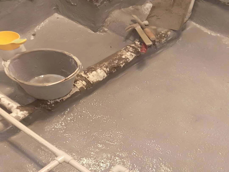 衛(wèi)生間防水案例1、基層處理：基層處理是衛(wèi)生間做防水的基礎(chǔ)工作，要找平地面，確保地面的平整干凈。如果地面有縫隙或者不平整的情況，后期可能會造成漏水等問題。 2、鋪貼涂料：鋪貼涂料時要做到用力均勻，不能漏刷、缺刷，避免脫落、開裂等，過于干燥的季節(jié)也不適宜做防水。涂刷的厚度小于1毫米比較好。 3、鋪保護(hù)層：做完防水涂層后一定要涂上表面防護(hù)涂料，對內(nèi)部材料起到保護(hù)的作用。鋪保護(hù)層與鋪防水涂料一樣要做到均勻、無裂痕、不脫落。 4、閉水試驗：閉水實(shí)驗是衛(wèi)生間做防水的最后一步，對防水施工進(jìn)行檢查。在防水層徹底干透后，在衛(wèi)生間蓄水24小時以上，看是否有漏水等現(xiàn)象。