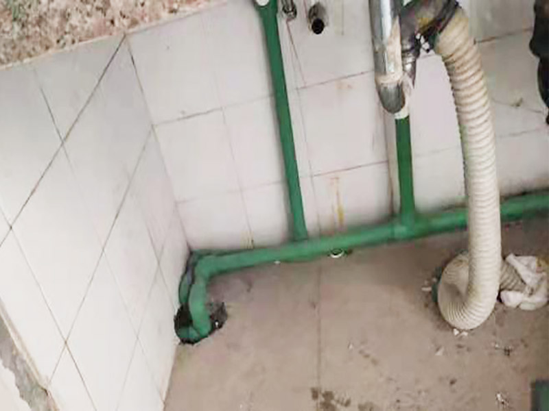 廚房水管暗管鋪設(shè):衛(wèi)生間的水管裝置前定要遵從合理步驟，一般首要和師傅參議水路的詳細(xì)走向，二是用電錘把卡子固定到墻上，三是開(kāi)端用專(zhuān)業(yè)的熱溶機(jī)對(duì)管子進(jìn)行熱熔銜接，四是用試壓泵對(duì)整個(gè)管線(xiàn)進(jìn)行打壓測(cè)試，五是整理現(xiàn)場(chǎng)。