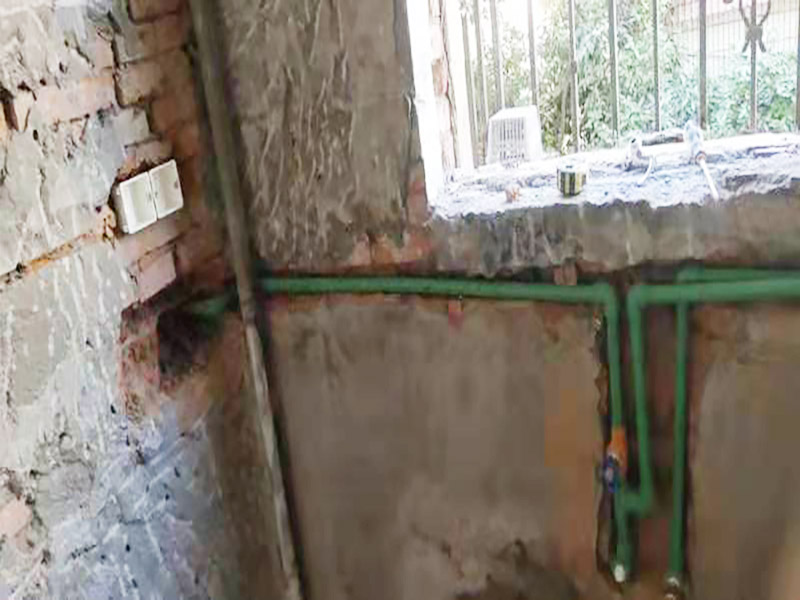 廚房水管暗管鋪設(shè):衛(wèi)生間的水管裝置前定要遵從合理步驟，一般首要和師傅參議水路的詳細(xì)走向，二是用電錘把卡子固定到墻上，三是開(kāi)端用專(zhuān)業(yè)的熱溶機(jī)對(duì)管子進(jìn)行熱熔銜接，四是用試壓泵對(duì)整個(gè)管線(xiàn)進(jìn)行打壓測(cè)試，五是整理現(xiàn)場(chǎng)。