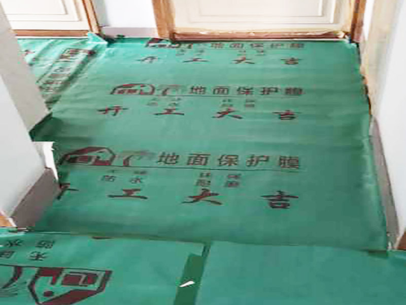 家具保護施工：遠離裝修區(qū)域的家居不需要過度防護，只需使用防塵塑料膜布遮蓋即可。地板保護，地板保護需要使用pvc+棉保護膜 （薄的保護膜會在裝修過程中踩壞），沿墻邊使用家較寬的地板專用膠帶密封。家居保護只需要使用普通pvc保護膜即可，注意下方要留足保護膜遮蓋下方地板。門窗保護:使用無紡布門窗保護膜，裁剪適當大小貼在窗戶上級窗戶框上即可。門使用pvc保護膜。小的突起如電源插座，使用保護膜覆蓋用較窄的地板專用膠帶密封。 注意：所有的密封都不要貼到需要粉刷裝修的墻面上。