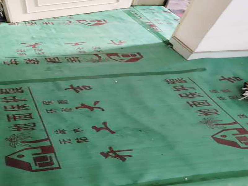 家具保護施工：遠離裝修區(qū)域的家居不需要過度防護，只需使用防塵塑料膜布遮蓋即可。地板保護，地板保護需要使用pvc+棉保護膜 （薄的保護膜會在裝修過程中踩壞），沿墻邊使用家較寬的地板專用膠帶密封。家居保護只需要使用普通pvc保護膜即可，注意下方要留足保護膜遮蓋下方地板。門窗保護:使用無紡布門窗保護膜，裁剪適當大小貼在窗戶上級窗戶框上即可。門使用pvc保護膜。小的突起如電源插座，使用保護膜覆蓋用較窄的地板專用膠帶密封。 注意：所有的密封都不要貼到需要粉刷裝修的墻面上。