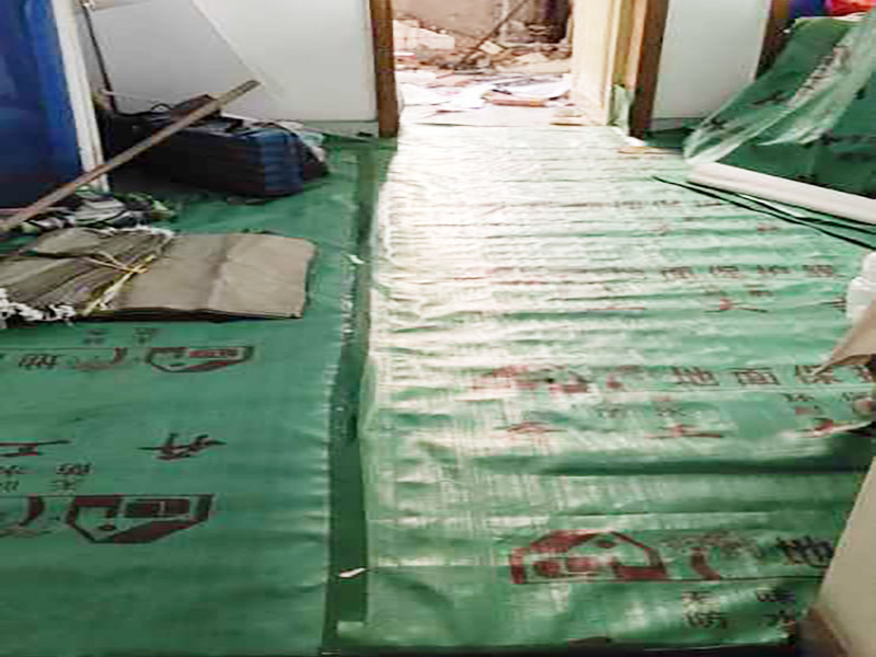 家具保護施工：遠離裝修區(qū)域的家居不需要過度防護，只需使用防塵塑料膜布遮蓋即可。地板保護，地板保護需要使用pvc+棉保護膜 （薄的保護膜會在裝修過程中踩壞），沿墻邊使用家較寬的地板專用膠帶密封。家居保護只需要使用普通pvc保護膜即可，注意下方要留足保護膜遮蓋下方地板。門窗保護:使用無紡布門窗保護膜，裁剪適當大小貼在窗戶上級窗戶框上即可。門使用pvc保護膜。小的突起如電源插座，使用保護膜覆蓋用較窄的地板專用膠帶密封。 注意：所有的密封都不要貼到需要粉刷裝修的墻面上。