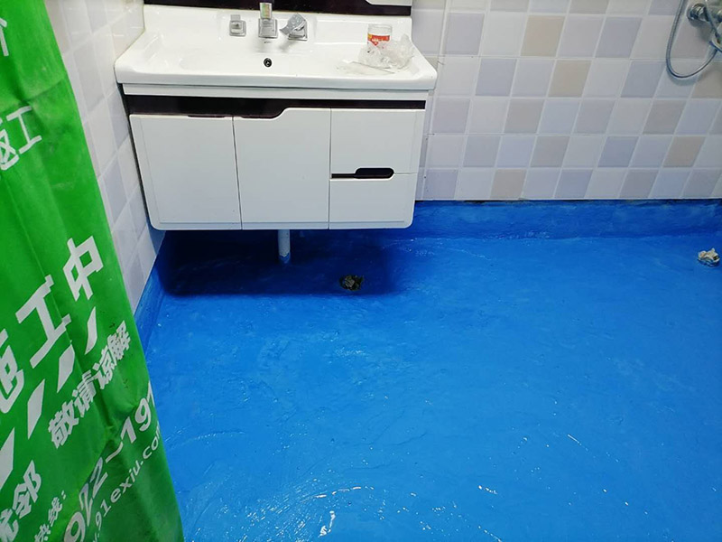 衛(wèi)生間地面防水:刷第一遍防水涂料。施工前確保工地干凈，干燥，防水涂料要涂滿(mǎn)，無(wú)遺漏，與基層結(jié)合牢固，無(wú)裂紋，無(wú)氣泡，無(wú)脫落現(xiàn)象。涂刷高度一致，厚度要達(dá)到規(guī)定要求。刷第二遍防水涂料。待第一遍涂料干透后才能進(jìn)行第二遍，具體時(shí)間視涂料而定。間隔時(shí)間太短，防水的效果會(huì)打折扣。鋪保護(hù)層。需在防水涂料表面鋪上保護(hù)層。保護(hù)層要完全覆蓋防水層，無(wú)遺漏，與基層結(jié)合牢固，無(wú)裂紋，無(wú)氣泡，無(wú)脫落現(xiàn)象。 閉水試驗(yàn)。閉水試驗(yàn)時(shí)，地面最高點(diǎn)的水不能低于2里面，保存至少24小時(shí)，觀察無(wú)滲漏現(xiàn)象后才算合格。如有滲漏，需重做，切莫疏忽大意。