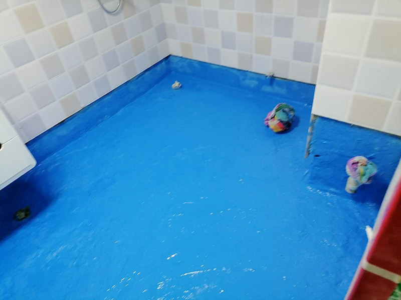 衛(wèi)生間地面防水:刷第一遍防水涂料。施工前確保工地干凈，干燥，防水涂料要涂滿(mǎn)，無(wú)遺漏，與基層結(jié)合牢固，無(wú)裂紋，無(wú)氣泡，無(wú)脫落現(xiàn)象。涂刷高度一致，厚度要達(dá)到規(guī)定要求。刷第二遍防水涂料。待第一遍涂料干透后才能進(jìn)行第二遍，具體時(shí)間視涂料而定。間隔時(shí)間太短，防水的效果會(huì)打折扣。鋪保護(hù)層。需在防水涂料表面鋪上保護(hù)層。保護(hù)層要完全覆蓋防水層，無(wú)遺漏，與基層結(jié)合牢固，無(wú)裂紋，無(wú)氣泡，無(wú)脫落現(xiàn)象。 閉水試驗(yàn)。閉水試驗(yàn)時(shí)，地面最高點(diǎn)的水不能低于2里面，保存至少24小時(shí)，觀察無(wú)滲漏現(xiàn)象后才算合格。如有滲漏，需重做，切莫疏忽大意。