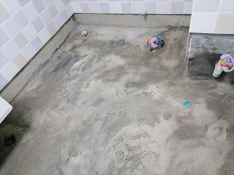 衛(wèi)生間地面防水:刷第一遍防水涂料。施工前確保工地干凈，干燥，防水涂料要涂滿(mǎn)，無(wú)遺漏，與基層結(jié)合牢固，無(wú)裂紋，無(wú)氣泡，無(wú)脫落現(xiàn)象。涂刷高度一致，厚度要達(dá)到規(guī)定要求。刷第二遍防水涂料。待第一遍涂料干透后才能進(jìn)行第二遍，具體時(shí)間視涂料而定。間隔時(shí)間太短，防水的效果會(huì)打折扣。鋪保護(hù)層。需在防水涂料表面鋪上保護(hù)層。保護(hù)層要完全覆蓋防水層，無(wú)遺漏，與基層結(jié)合牢固，無(wú)裂紋，無(wú)氣泡，無(wú)脫落現(xiàn)象。 閉水試驗(yàn)。閉水試驗(yàn)時(shí)，地面最高點(diǎn)的水不能低于2里面，保存至少24小時(shí)，觀察無(wú)滲漏現(xiàn)象后才算合格。如有滲漏，需重做，切莫疏忽大意。