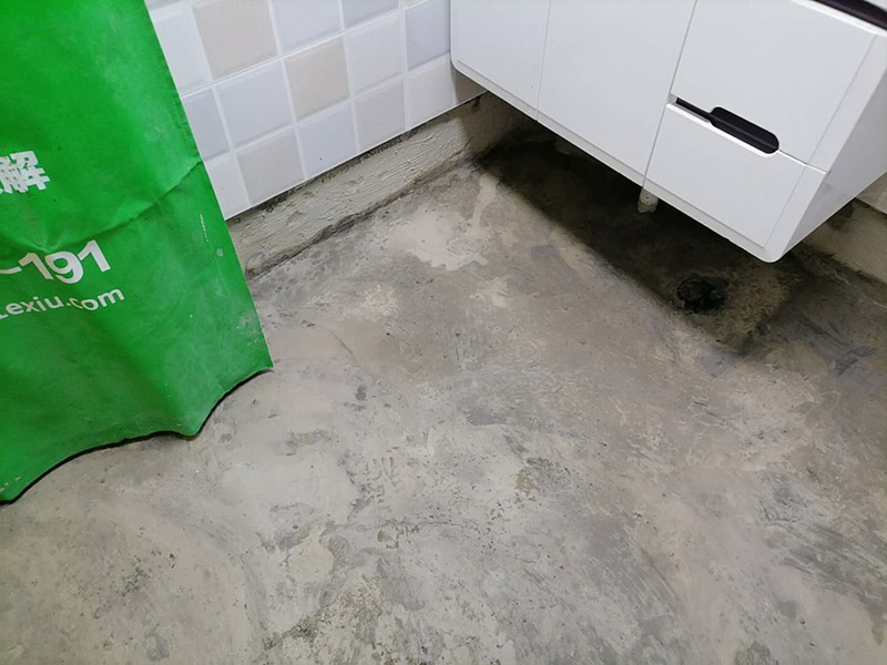 衛(wèi)生間地面防水:刷第一遍防水涂料。施工前確保工地干凈，干燥，防水涂料要涂滿(mǎn)，無(wú)遺漏，與基層結(jié)合牢固，無(wú)裂紋，無(wú)氣泡，無(wú)脫落現(xiàn)象。涂刷高度一致，厚度要達(dá)到規(guī)定要求。刷第二遍防水涂料。待第一遍涂料干透后才能進(jìn)行第二遍，具體時(shí)間視涂料而定。間隔時(shí)間太短，防水的效果會(huì)打折扣。鋪保護(hù)層。需在防水涂料表面鋪上保護(hù)層。保護(hù)層要完全覆蓋防水層，無(wú)遺漏，與基層結(jié)合牢固，無(wú)裂紋，無(wú)氣泡，無(wú)脫落現(xiàn)象。 閉水試驗(yàn)。閉水試驗(yàn)時(shí)，地面最高點(diǎn)的水不能低于2里面，保存至少24小時(shí)，觀察無(wú)滲漏現(xiàn)象后才算合格。如有滲漏，需重做，切莫疏忽大意。