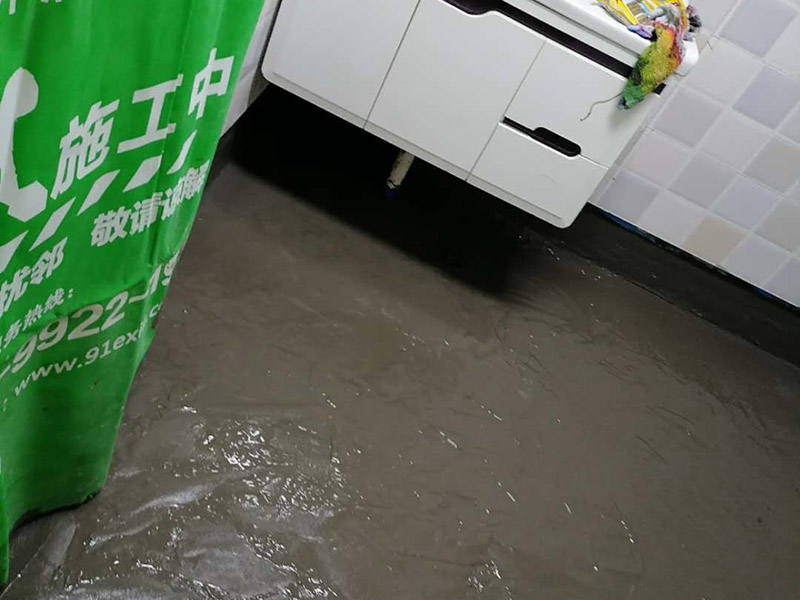衛(wèi)生間地面防水:刷第一遍防水涂料。施工前確保工地干凈，干燥，防水涂料要涂滿(mǎn)，無(wú)遺漏，與基層結(jié)合牢固，無(wú)裂紋，無(wú)氣泡，無(wú)脫落現(xiàn)象。涂刷高度一致，厚度要達(dá)到規(guī)定要求。刷第二遍防水涂料。待第一遍涂料干透后才能進(jìn)行第二遍，具體時(shí)間視涂料而定。間隔時(shí)間太短，防水的效果會(huì)打折扣。鋪保護(hù)層。需在防水涂料表面鋪上保護(hù)層。保護(hù)層要完全覆蓋防水層，無(wú)遺漏，與基層結(jié)合牢固，無(wú)裂紋，無(wú)氣泡，無(wú)脫落現(xiàn)象。 閉水試驗(yàn)。閉水試驗(yàn)時(shí)，地面最高點(diǎn)的水不能低于2里面，保存至少24小時(shí)，觀察無(wú)滲漏現(xiàn)象后才算合格。如有滲漏，需重做，切莫疏忽大意。
