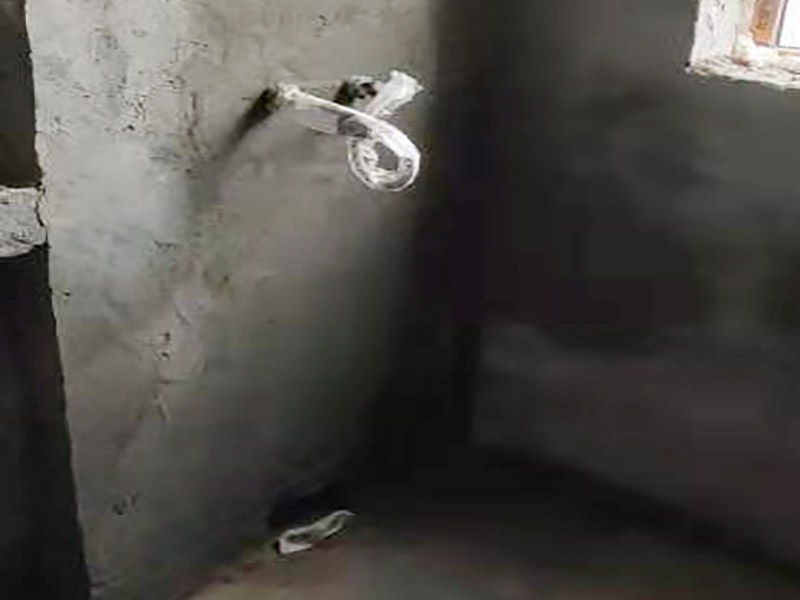 廚房抹灰防水施工：清理基層：將墊層上松散的混凝土、砂漿等清洗干凈，凸出的鼓包剔除。 刷水泥素漿：配合比為水泥∶防水油=1∶0.03(重量比)，加上適量水拌合成粥狀，鋪攤在地面上，用掃帚均勻掃一遍。 抹底層砂漿：底層用1∶3水泥砂漿，摻入水泥重3%～5%的防水粉。拌好的砂漿倒在地上，用杠尺刮平，木抹子順平，鐵抹子壓一遍。 刷水泥素漿：常溫間隔1d后刷水泥素漿一道，配合比為水泥∶防水油=1∶0.03(重量比)加適量水。 抹面層砂漿：刷水泥素漿后，接著抹面層砂漿，配合比及做法用底層。