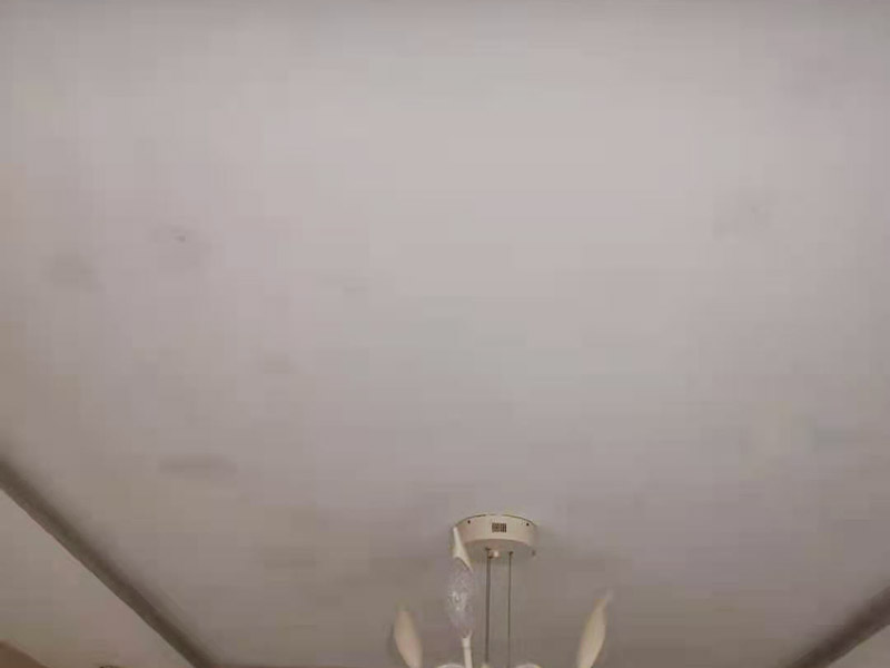 客廳天花板翻新：原有墻頂面有開發(fā)商粗略批蕩，局部肉眼就能看出凹凸不平的差距，有的施工隊為了趕工，施工方在做墻面找平時直接用膩子而沒用石膏粉，省了一道程序，結(jié)果造成膩子層太厚,而膩子只能起到讓平面變得平整光滑的作用，而不能用來找誤差較大墻面的平整，所以膩子找平比較厚的地方就會陸續(xù)的脫落。 乳膠漆施工溫度低，未能形成連續(xù)的涂膜而龜裂，遇水即會脫落;基層疏松，有油污等污物，涂膜與基層粘附不好，造成剝落;基層批刮膩子強度低，膩子層未干透即涂刷乳膠漆;基層過于平滑，以造成涂膜附著力不好。剝落：防范：施工前先觀察一