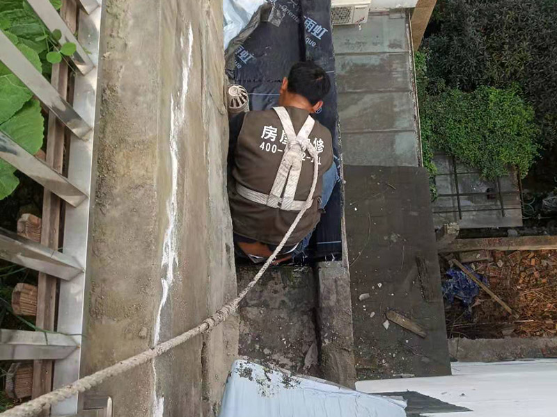 外墻露臺防水案例：陽臺做防水處理時，以免漏水造成下層住戶生活的不便，施工時要注意防水層厚度至少為5毫米，一般粉刷防水涂料2至3次即可。而在陽臺的地面與墻面的接縫處以及向上30厘米的這些地方，也需要粉刷防水涂料。另外需要注意的是，家庭陽臺裝修布置中不僅要做好防水材料涂刷工作，還要記得做出防水坡度，方便水流向排水口。
