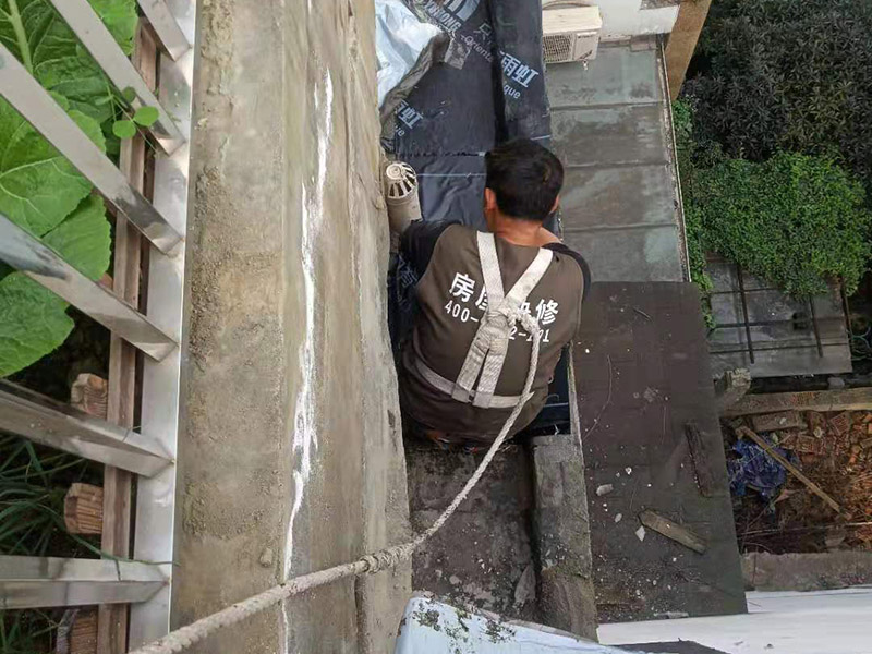 外墻露臺防水案例：陽臺做防水處理時，以免漏水造成下層住戶生活的不便，施工時要注意防水層厚度至少為5毫米，一般粉刷防水涂料2至3次即可。而在陽臺的地面與墻面的接縫處以及向上30厘米的這些地方，也需要粉刷防水涂料。另外需要注意的是，家庭陽臺裝修布置中不僅要做好防水材料涂刷工作，還要記得做出防水坡度，方便水流向排水口。