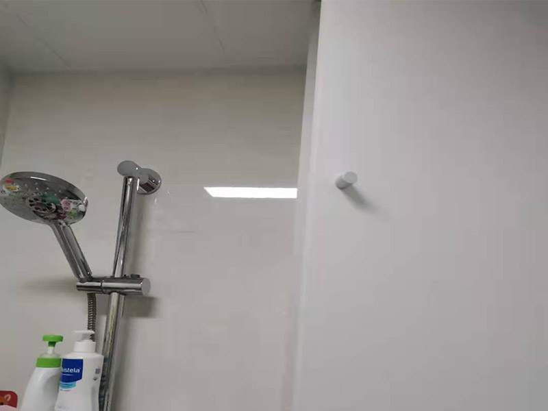浴室柜打孔安裝：掛墻式浴室柜主柜安裝方法，但是按柜子掛鐵片的孔位、孔距，量出孔在墻面上的位置。用沖擊鉆在墻面上打孔，再用已有的爆炸螺絲把柜子安裝在墻上。還有用水平尺測(cè)量柜子是否安裝水平，再把臺(tái)面盆放在柜子上面。浴室柜一般距離地面的高度是80cm-85cm，根據(jù)使用人的身高和習(xí)慣可以略做調(diào)節(jié)。 落地式浴室柜安裝方法，還有把金屬腳裝在柜體上，然后把柜子放在預(yù)設(shè)位置，調(diào)整金屬腳使柜子平穩(wěn)，再把臺(tái)面盆放上柜子上面。 浴室鏡安裝方法，但是按鏡子后面的掛鏡片的孔位、孔距，量出孔在墻面上的位置。用沖擊鉆在墻面上打孔