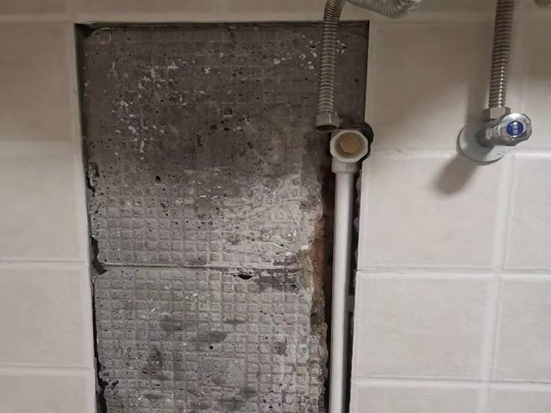 暗管漏水點檢測：驗證工作面頂棚成形質(zhì)量，保證漏水點位置、管徑等符合設(shè)計圖紙；管縫防水的完整性，即漏水點位置選取符合規(guī)范要求； 1，關(guān)閉水管總閥。(即水bai表前面的水管開du關(guān)) 2，打開房間里zhi面的水龍頭20分鐘，dao確保沒水再滴后關(guān)閉所有的水龍頭。 3，關(guān)閉馬桶水箱和洗衣機等具有蓄水功能的設(shè)備進水開關(guān)。 4，打開水管總閥。 5，打開總閥后20分鐘查看水表是否走動，包括緩慢的走動。如果有走動，即為漏水了。如果沒有走動，可能沒事。
