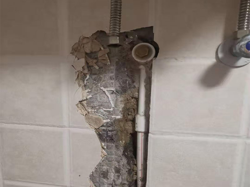暗管漏水點檢測：驗證工作面頂棚成形質(zhì)量，保證漏水點位置、管徑等符合設(shè)計圖紙；管縫防水的完整性，即漏水點位置選取符合規(guī)范要求； 1，關(guān)閉水管總閥。(即水bai表前面的水管開du關(guān)) 2，打開房間里zhi面的水龍頭20分鐘，dao確保沒水再滴后關(guān)閉所有的水龍頭。 3，關(guān)閉馬桶水箱和洗衣機等具有蓄水功能的設(shè)備進水開關(guān)。 4，打開水管總閥。 5，打開總閥后20分鐘查看水表是否走動，包括緩慢的走動。如果有走動，即為漏水了。如果沒有走動，可能沒事。