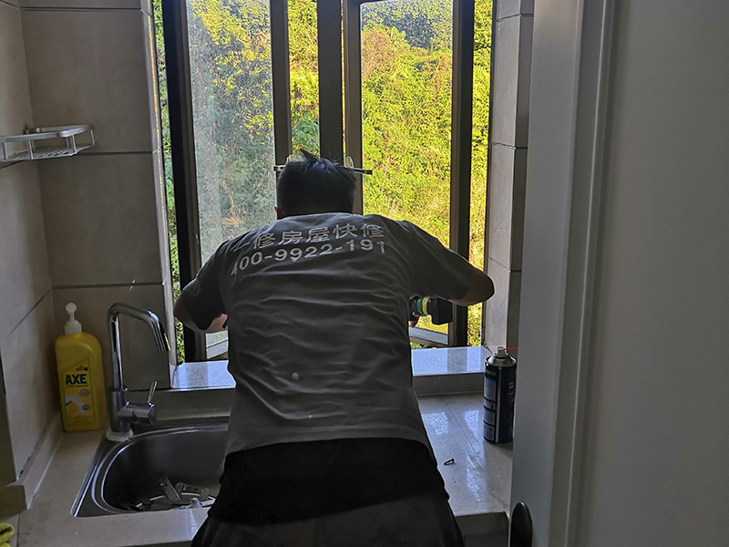 水槽安裝維修施工：第一步是安裝水龍頭。水龍頭有冷、熱之分，切勿搞錯位置。注意兩根進(jìn)水管的位置，安裝方法及方式都大同小異，提前做好準(zhǔn)備，才不會出錯。為了避免空隙而設(shè)置的配件。用配置好的掛片，利用螺絲夾緊調(diào)平，利用硅膠封住水槽周邊和臺面。一端接入水槽的排水口，另一端接到地下的排水口，就可以了。注意兩者之間的銜接，是否牢固，是否密封等等。進(jìn)排水是否通暢、密封是否得當(dāng)，是否滲水等等。如有滲水，立即返工。