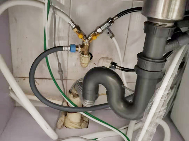 水管角閥漏水更換：首先需要檢查一下內(nèi)絲接頭是否存在開裂的情況，如果有開裂，需要進(jìn)行更換接頭。接頭如果沒有問題的話，直接更換一個新角閥即可，角閥并不貴，建議要購買銅質(zhì)角閥。 如果是螺紋接頭處漏水，可以在螺紋上加幾圈生料帶，一般就可以解決漏水問題。 如果是開關(guān)把手處漏水，那就是角閥的密封性出了問題，可以試試換個新角閥，這樣的話就可以正常使用了。