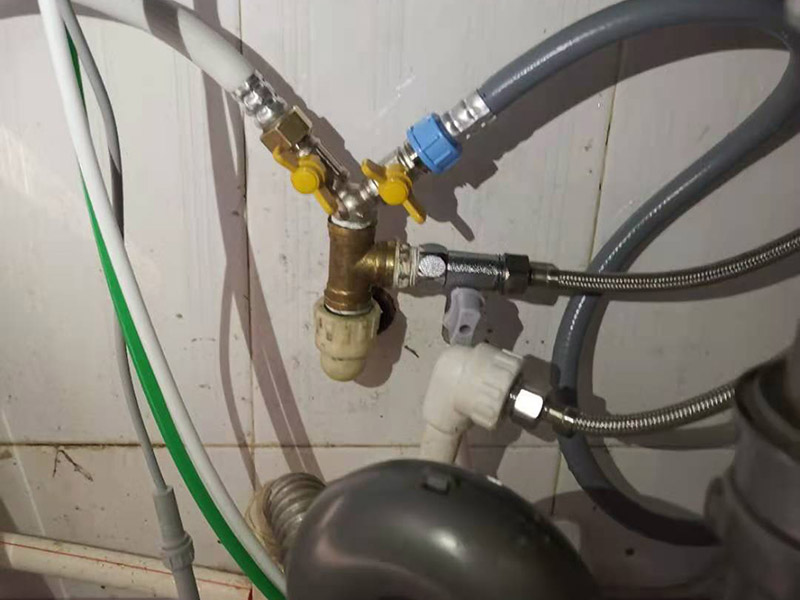 水管角閥漏水更換：首先需要檢查一下內(nèi)絲接頭是否存在開裂的情況，如果有開裂，需要進(jìn)行更換接頭。接頭如果沒有問題的話，直接更換一個新角閥即可，角閥并不貴，建議要購買銅質(zhì)角閥。 如果是螺紋接頭處漏水，可以在螺紋上加幾圈生料帶，一般就可以解決漏水問題。 如果是開關(guān)把手處漏水，那就是角閥的密封性出了問題，可以試試換個新角閥，這樣的話就可以正常使用了。