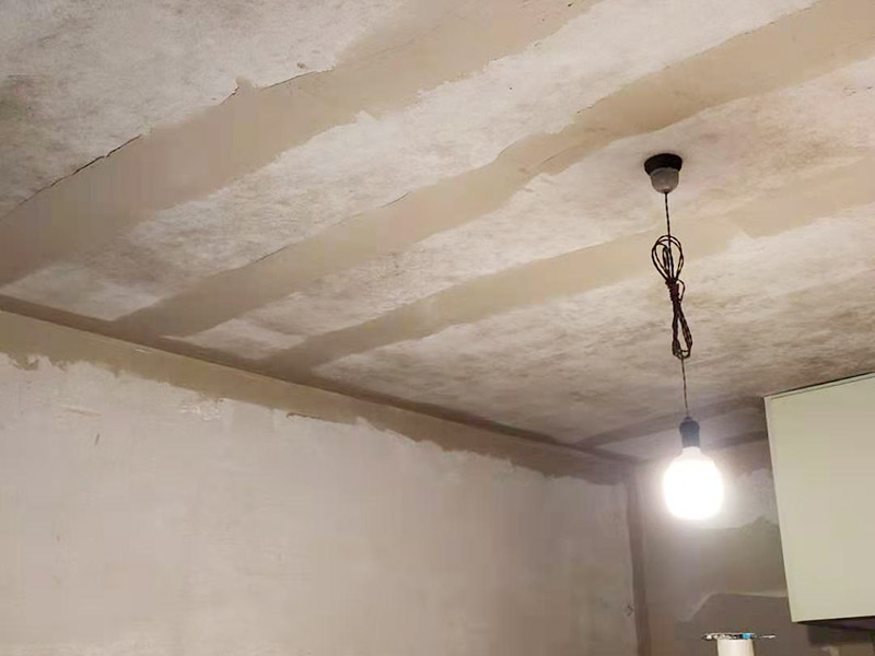 墻面翻新基層處理：墻體空鼓將嚴(yán)重影響涂層的附著力，通常采用目測、敲打、硬器劃刻、手抹等方法檢查。發(fā)現(xiàn)有空鼓現(xiàn)象，必須徹底鏟除，應(yīng)用配套膩子修補(bǔ)平整或用與墻體砂漿比例一致的水泥砂漿按墻體同樣施工方法進(jìn)行修補(bǔ)填平，確保涂層吸收一致，無接痕。墻體裂縫嚴(yán)重影響涂層的裝飾美觀性能。發(fā)現(xiàn)裂縫應(yīng)用專用填補(bǔ)膩子填補(bǔ)修復(fù)，較大空心裂縫可先用砂漿修補(bǔ)后抹平。 涂裝施工前用鏟刀或刮刀鏟去一遍或用鋼絲刷處理清除，也可用硬毛竹掃把清除浮砂。墻體砂眼，凹坑如腳手架洞、空調(diào)洞、窗套、管道設(shè)施鋪設(shè)遺漏留缺陷，需用與墻體基面同類材質(zhì)和施工方法進(jìn)行處理。這一點往往在施工中不被注意。但硅藻泥上墻后易發(fā)現(xiàn)發(fā)花不協(xié)調(diào)，嚴(yán)重影響裝飾效果。