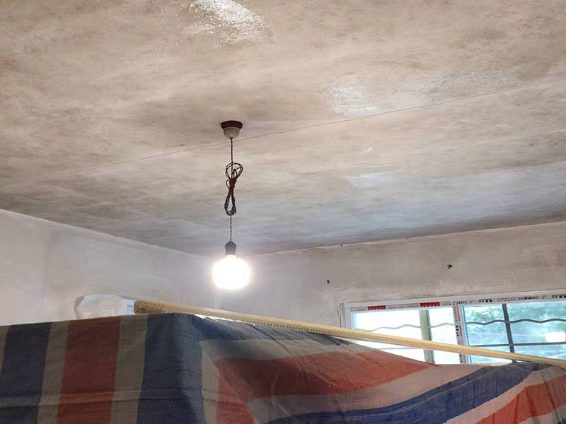 墻面翻新基層處理：墻體空鼓將嚴(yán)重影響涂層的附著力，通常采用目測、敲打、硬器劃刻、手抹等方法檢查。發(fā)現(xiàn)有空鼓現(xiàn)象，必須徹底鏟除，應(yīng)用配套膩子修補(bǔ)平整或用與墻體砂漿比例一致的水泥砂漿按墻體同樣施工方法進(jìn)行修補(bǔ)填平，確保涂層吸收一致，無接痕。墻體裂縫嚴(yán)重影響涂層的裝飾美觀性能。發(fā)現(xiàn)裂縫應(yīng)用專用填補(bǔ)膩子填補(bǔ)修復(fù)，較大空心裂縫可先用砂漿修補(bǔ)后抹平。 涂裝施工前用鏟刀或刮刀鏟去一遍或用鋼絲刷處理清除，也可用硬毛竹掃把清除浮砂。墻體砂眼，凹坑如腳手架洞、空調(diào)洞、窗套、管道設(shè)施鋪設(shè)遺漏留缺陷，需用與墻體基面同類材質(zhì)和施工方法進(jìn)行處理。這一點往往在施工中不被注意。但硅藻泥上墻后易發(fā)現(xiàn)發(fā)花不協(xié)調(diào)，嚴(yán)重影響裝飾效果。