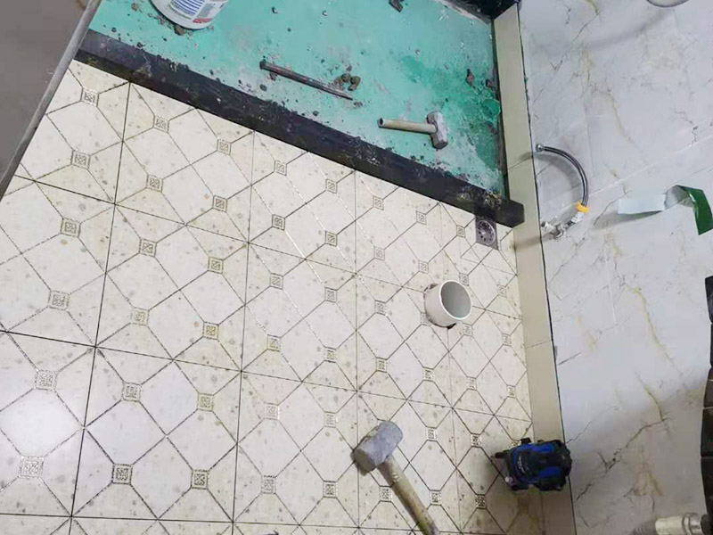衛(wèi)生間地面防水裝修:首先要將墻面地面都要清潔干凈，這點(diǎn)非常重要，不能有散沙、土、石塊等干擾基層。如果基層開(kāi)發(fā)商做的很不好的話，表面還要刷一層界面劑以防止墻面表面起沙。用噴壺將陰角部分和管根部分噴水，噴水的主要目的就是防止墻面吸收了堵漏寶太多的水分，造成堵漏寶沒(méi)有和墻面凝結(jié)在一起。那么噴多少水呢，建議以表面沒(méi)有明顯積水為宜。刷完以后，由于速凝型的堵漏寶干燥較快，所以基本不用等待，干的非常快。然后將第一遍堵漏寶上鋪好網(wǎng)格布，主要是防止堵漏寶初凝以后裂開(kāi)。然后進(jìn)行第二遍涂刷堵漏寶，刷完咱們就要進(jìn)行下面柔韌性防水涂刷的步驟了。