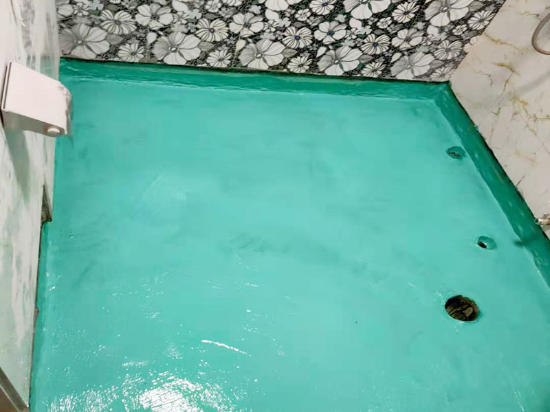 衛(wèi)生間地面防水裝修:首先要將墻面地面都要清潔干凈，這點(diǎn)非常重要，不能有散沙、土、石塊等干擾基層。如果基層開(kāi)發(fā)商做的很不好的話，表面還要刷一層界面劑以防止墻面表面起沙。用噴壺將陰角部分和管根部分噴水，噴水的主要目的就是防止墻面吸收了堵漏寶太多的水分，造成堵漏寶沒(méi)有和墻面凝結(jié)在一起。那么噴多少水呢，建議以表面沒(méi)有明顯積水為宜。刷完以后，由于速凝型的堵漏寶干燥較快，所以基本不用等待，干的非?？?。然后將第一遍堵漏寶上鋪好網(wǎng)格布，主要是防止堵漏寶初凝以后裂開(kāi)。然后進(jìn)行第二遍涂刷堵漏寶，刷完咱們就要進(jìn)行下面柔韌性防水涂刷的步驟了。