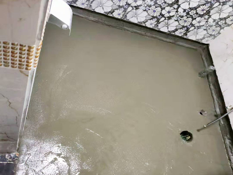 衛(wèi)生間地面防水裝修:首先要將墻面地面都要清潔干凈，這點(diǎn)非常重要，不能有散沙、土、石塊等干擾基層。如果基層開(kāi)發(fā)商做的很不好的話，表面還要刷一層界面劑以防止墻面表面起沙。用噴壺將陰角部分和管根部分噴水，噴水的主要目的就是防止墻面吸收了堵漏寶太多的水分，造成堵漏寶沒(méi)有和墻面凝結(jié)在一起。那么噴多少水呢，建議以表面沒(méi)有明顯積水為宜。刷完以后，由于速凝型的堵漏寶干燥較快，所以基本不用等待，干的非?？?。然后將第一遍堵漏寶上鋪好網(wǎng)格布，主要是防止堵漏寶初凝以后裂開(kāi)。然后進(jìn)行第二遍涂刷堵漏寶，刷完咱們就要進(jìn)行下面柔韌性防水涂刷的步驟了。