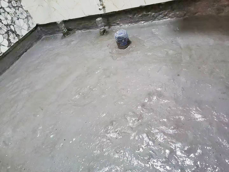 衛(wèi)生間地面防水裝修:首先要將墻面地面都要清潔干凈，這點(diǎn)非常重要，不能有散沙、土、石塊等干擾基層。如果基層開(kāi)發(fā)商做的很不好的話，表面還要刷一層界面劑以防止墻面表面起沙。用噴壺將陰角部分和管根部分噴水，噴水的主要目的就是防止墻面吸收了堵漏寶太多的水分，造成堵漏寶沒(méi)有和墻面凝結(jié)在一起。那么噴多少水呢，建議以表面沒(méi)有明顯積水為宜。刷完以后，由于速凝型的堵漏寶干燥較快，所以基本不用等待，干的非?？?。然后將第一遍堵漏寶上鋪好網(wǎng)格布，主要是防止堵漏寶初凝以后裂開(kāi)。然后進(jìn)行第二遍涂刷堵漏寶，刷完咱們就要進(jìn)行下面柔韌性防水涂刷的步驟了。