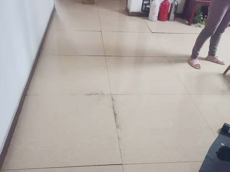 客廳瓷磚起翹維修：1.把翹起的磚全部拆下，然后,把磚底下清理干凈，再用水泥弄平整,之后,把磚放上去即可。 2.找個切割機,把翹起的地板割條縫,注意要割剛剛翹起的,不然沒發(fā)割,把翹起的地板都掀起，下面掃干凈,每塊地板都抹上地板膠再粘上就可以了。