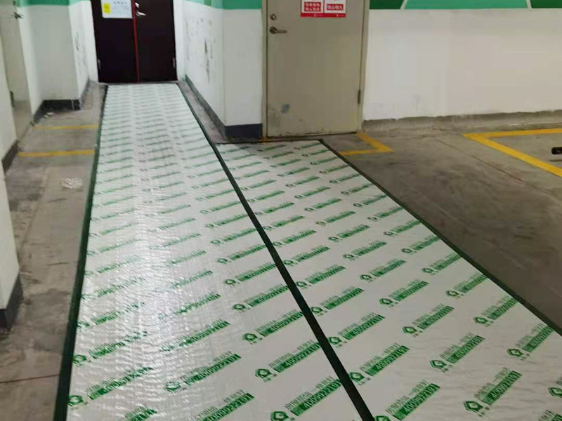 吊柜安裝維修：廚柜和地柜高度確定后，在吊柜裝修過程中，柜體的深度也很重要，因?yàn)楣耋w與地柜的深度會有一定的差距，這些差距也是都和家庭人員的身高、地柜的深度等因素來決定的，一般吊柜的深度最合適的是在30到45厘米之間。在吊柜劃好線后，可以在固定位置和固定位置鉆孔。 安裝前應(yīng)先調(diào)整柜體， 然后通過調(diào)節(jié)合頁，保證吊柜門扇的水平和垂直。最好用兩個(gè)或四個(gè)膨脹螺絲固定墻壁的吊頂框架。 安裝吊柜時(shí)，一定要注意一件事，就是吊柜不應(yīng)安裝在輕質(zhì)墻體上，因?yàn)榈豕癖旧淼闹亓亢痛娣诺碾s物的重量會使輕質(zhì)墻體難以撐住，所以最好將吊柜安裝在堅(jiān)固的墻上。如果它非要安裝在廚房隔斷墻上，則在進(jìn)行隔斷時(shí)必須使用兩層細(xì)木工板和石膏板用于增強(qiáng)墻壁的剛性，否則吊柜很容易脫落。