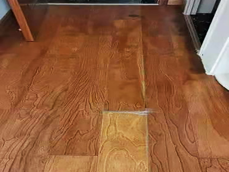 木地板維修翻新：把地板裂縫中的灰塵清理干凈，裂縫周邊貼上美紋紙。用注射器把安環(huán)密封膠填滿裂縫，用刮板刮平，美紋紙揭掉。修補(bǔ)材料固化后，一定要有彈性，室內(nèi)溫度變化裂縫大小會(huì)變化；固化后會(huì)因裂縫漲縮產(chǎn)生脫落或開裂不能防塵。