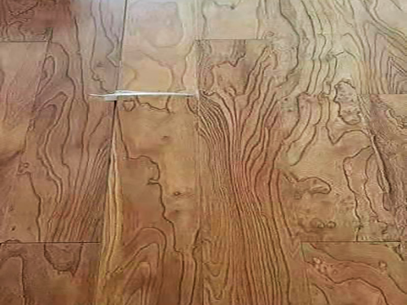 木地板維修翻新：把地板裂縫中的灰塵清理干凈，裂縫周邊貼上美紋紙。用注射器把安環(huán)密封膠填滿裂縫，用刮板刮平，美紋紙揭掉。修補(bǔ)材料固化后，一定要有彈性，室內(nèi)溫度變化裂縫大小會(huì)變化；固化后會(huì)因裂縫漲縮產(chǎn)生脫落或開裂不能防塵。