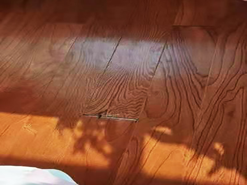 木地板維修翻新：把地板裂縫中的灰塵清理干凈，裂縫周邊貼上美紋紙。用注射器把安環(huán)密封膠填滿裂縫，用刮板刮平，美紋紙揭掉。修補(bǔ)材料固化后，一定要有彈性，室內(nèi)溫度變化裂縫大小會(huì)變化；固化后會(huì)因裂縫漲縮產(chǎn)生脫落或開裂不能防塵。