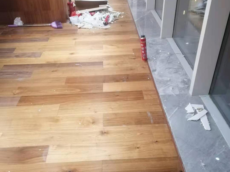 辦公室地板鋪貼：清掃地面：地面清理衛(wèi)生，避免浮塵對以后生活中的影響。確定地板鋪設(shè)方向，一般朝南房間，以南北方向為主，即地板豎向?qū)χ柟庹丈溥M(jìn)來的方向也就是地板南北向鋪設(shè)最為常見。龍骨的水平面要平整，固定要牢固，使用專用的龍骨釘。使用1.5厚的防潮墊，能隔離地面的潮氣，避免地板日常使用中因地面潮氣而產(chǎn)生變形等情況。安裝地板的釘子必須要使用地板專用釘，不可以直接打入地板中，先要使用電鉆打眼后用地板釘將木地板固定在龍骨上。注意地板鋪設(shè)中，要預(yù)留適當(dāng)?shù)目p隙，確保地板后期的膨脹空間，避免起拱問題的出現(xiàn)。
