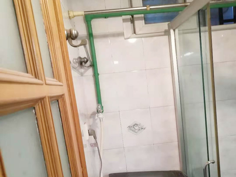 廁所暗管改明管：漏水的地方不一定先流出水，只有當(dāng)水漏到樓下或水漫金山，才會發(fā)現(xiàn)漏水，但由于是暗管，也無法立刻找到漏水的地方，所以損失會相當(dāng)大；走頂?shù)脑?，廚房衛(wèi)生間可以用鋁扣板吊頂遮住，在穿墻過玄關(guān)部分我們是沿著邊角走，可以用石膏線包上，不影響美觀。 1．北方四季溫差明顯，尤其是冬天過于寒冷，建議走暗管比較好。 2．南方地區(qū)由于氣候潮濕，暗管反而容易潮濕復(fù)式，可以考慮做明管，但做明管時一定要把暗管全部放棄不用。 3．做明管要用固定卡座來固定管道，用脹塞式膨脹栓固定卡座。