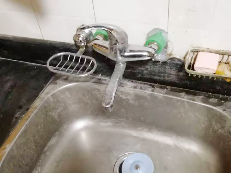廁所暗管改明管：漏水的地方不一定先流出水，只有當(dāng)水漏到樓下或水漫金山，才會發(fā)現(xiàn)漏水，但由于是暗管，也無法立刻找到漏水的地方，所以損失會相當(dāng)大；走頂?shù)脑挘瑥N房衛(wèi)生間可以用鋁扣板吊頂遮住，在穿墻過玄關(guān)部分我們是沿著邊角走，可以用石膏線包上，不影響美觀。 1．北方四季溫差明顯，尤其是冬天過于寒冷，建議走暗管比較好。 2．南方地區(qū)由于氣候潮濕，暗管反而容易潮濕復(fù)式，可以考慮做明管，但做明管時一定要把暗管全部放棄不用。 3．做明管要用固定卡座來固定管道，用脹塞式膨脹栓固定卡座。