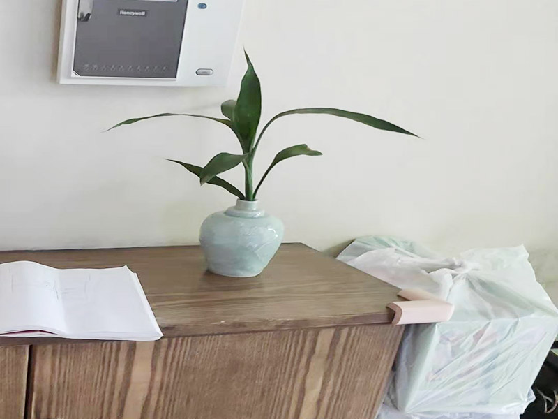 定制鞋柜安裝服務：鞋柜最好是用裝飾板的形式相接在墻上，根據(jù)鞋的需要，來決定相接的板數(shù)，在相接的墻面可以用壁紙和鞋板來相互照應，既方便又美觀，如果您喜歡鞋柜的形式最好選擇那種小巧美觀的鞋柜，最好是靠近進戶門附近。 鞋柜傾斜一點，同時里面不做到頭，和背板之間留點空隙，這樣容易清理灰塵，很實用。