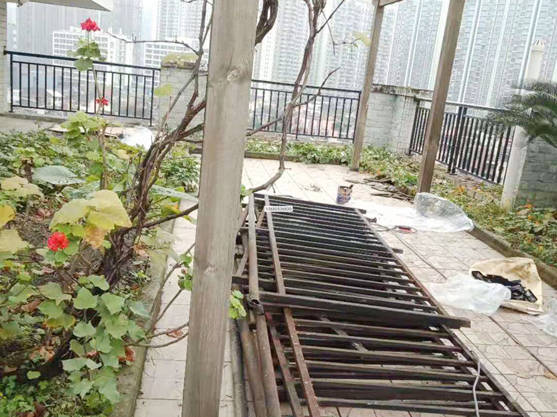 屋頂露臺更換翻新：出灰餅前對陽臺欄板、梁、線條進(jìn)行認(rèn)真檢查，對基層破損進(jìn)行認(rèn)真修補(bǔ)，將板面基層上的鉛絲，灰塵、污垢等清理干凈及除銹防銹處理。 　　陽臺欄板凸出的部分需用花蘭螺絲掛直，在水平方向上保證同一樓層同一水平線的陽臺欄板、梁、線條的厚度、進(jìn)出一致;豎直方向上保證不同樓層同一陽臺欄板、梁、線條的厚度、進(jìn)出一致。    欄桿兩側(cè)為欄板時(shí)，確定陽臺欄桿寬度后，在外墻裝飾施工前制作兇角，并上下掛直。    陽臺欄板一側(cè)為外墻時(shí)，在外墻混凝土基層上預(yù)留欄桿安裝孔洞，在陽臺欄桿安裝完成后將外保溫維修