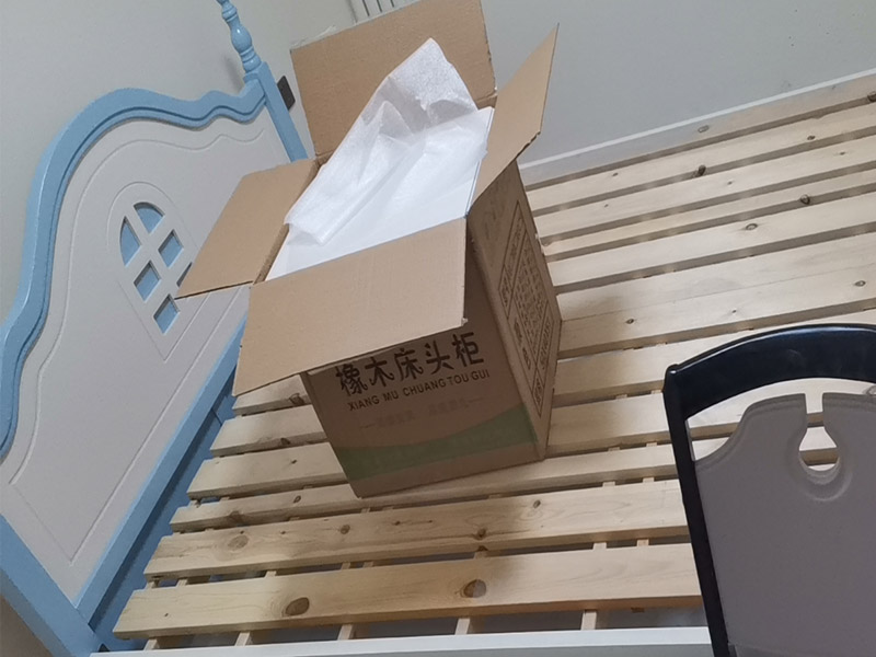 家具組裝維修：1、墻面中的裝修管線：水電改造已經(jīng)是現(xiàn)代裝修中必不可少的一項(xiàng)，所以墻面中，頂棚中，頂與墻的交接處都會有管線埋于墻內(nèi)的可能。定制家具的安裝其實(shí)與整體櫥柜非常像，也有吊柜，有時也需要用到電錘之類的重型裝備，如果事先我們都不知道那里有管，那里有線，就會有打斷線，打爆水管的可能；線比較好接起來，可是水管就很難搞了。 2、拉手、把手等五金件的安裝：這里主要是要確定安裝位置，以最合適家人的高度或者位置就可以，而不要光圖美觀好看。比如吊柜或者增高柜的把手一定要安裝在門的下面，地柜、寫字臺的小柜，一定要放在上面。 3、注意保持衛(wèi)生：如果是更換家里的舊家具，這一點(diǎn)尤為重要，因?yàn)槎ㄖ萍揖卟煌诔善芳揖?，很多東西是在您的家中安裝完成的，要有一些打孔、切割等工作，所以必然會有一些鋸末和灰塵產(chǎn)生。 4、安裝時要注意家中的其它位置的保護(hù)，因?yàn)榧揖咭话阍诩已b過程中是最后進(jìn)場（不裝修的話更要保護(hù)家里的物品），家具安裝完，就要做保潔了。重點(diǎn)保護(hù)的對象是：地板（尤其是實(shí)木地板）、門套、門、樓梯、墻紙、壁燈等。