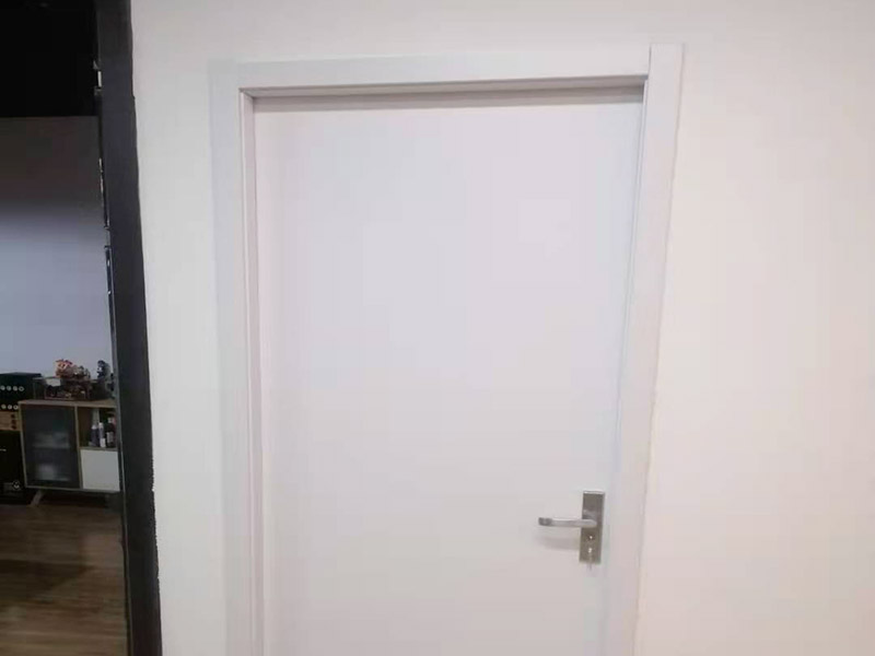 木門安裝服務(wù)：木門安裝的第一步是拼裝門套，要先將木門的門套和立板找出，依據(jù)反面編號(hào)對(duì)好接合口，其采口應(yīng)在同一平面上，然后在接口處涂上膠水。在拼裝時(shí)，不要直接把螺絲打入門套內(nèi)，應(yīng)查看采口之間的尺度是否正確，接合處是否平坦結(jié)實(shí)再進(jìn)行安裝。當(dāng)門套拼接好之后，就需要將它放在門洞內(nèi)，然后使用一些木條將它的四周進(jìn)行固定，門套的雙面應(yīng)與墻體保持在同一平面上。其次要查看門套的全體是否和地面垂直，門套的頂板和兩立板的兩個(gè)角是否直角，門套立板有無(wú)曲折。 接著需要安裝門扇，在這個(gè)步驟，需要注意的是其合頁(yè)槽與門扇兩邊的距離應(yīng)以門扇高度的1/10為宜，合頁(yè)槽的深度以合頁(yè)的單片厚度為宜。如果門的重量較重，就需要安裝3個(gè)合頁(yè)。當(dāng)合頁(yè)裝好以后，要再用螺絲將其固定。需要注意的是門套上的合頁(yè)要先只擰上一顆螺釘，然后關(guān)門查看門的左右和上面的縫隙是否相同，開啟是否靈敏，確認(rèn)無(wú)誤后，再將其它的螺釘擰緊固定。