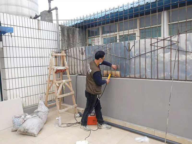 屋頂欄桿安裝：先把橫桿和豎桿分開；把防水圈放進其中的兩根橫桿里（只需要放朝上的一個面）最上面一個橫桿是不用放的；最上面橫桿上的防水圈是先穿進豎桿里的（注意方向不要放錯）；找出兩根帶小圓孔的豎桿把這兩根豎桿穿進橫桿處有圓孔部位里，用螺絲固定（最下面一個橫桿的螺絲等全部組裝好以后才固定）；依次把其他豎桿也同樣穿進橫桿里；全部豎桿穿好后把卡片豎直放進豎桿的孔里，再轉動卡片，讓它卡進豎桿里；把組裝好的護欄，用連接件把橫桿和立柱連接，用螺絲固定；把腳板用膨脹螺絲固定在地面上。
