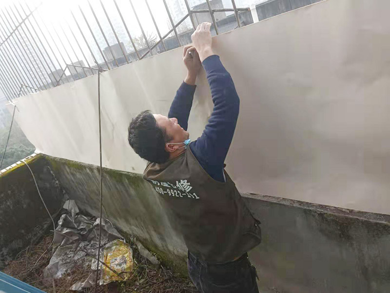 屋頂欄桿安裝：先把橫桿和豎桿分開；把防水圈放進其中的兩根橫桿里（只需要放朝上的一個面）最上面一個橫桿是不用放的；最上面橫桿上的防水圈是先穿進豎桿里的（注意方向不要放錯）；找出兩根帶小圓孔的豎桿把這兩根豎桿穿進橫桿處有圓孔部位里，用螺絲固定（最下面一個橫桿的螺絲等全部組裝好以后才固定）；依次把其他豎桿也同樣穿進橫桿里；全部豎桿穿好后把卡片豎直放進豎桿的孔里，再轉動卡片，讓它卡進豎桿里；把組裝好的護欄，用連接件把橫桿和立柱連接，用螺絲固定；把腳板用膨脹螺絲固定在地面上。