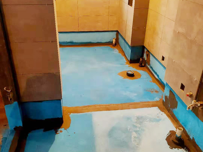 衛(wèi)生間防水施工：在衛(wèi)生間內(nèi)刷第一遍防水涂料，涂料高度、厚度需要達(dá)標(biāo);2、第一遍涂料干透之后，刷第二遍涂料;3、第二遍防水涂料干透后，在涂層表面鋪保護(hù)層;4、閉水實(shí)驗(yàn)，地面上的水線需要維持在2cm以上，并在1天后，觀察是否會(huì)滲漏。